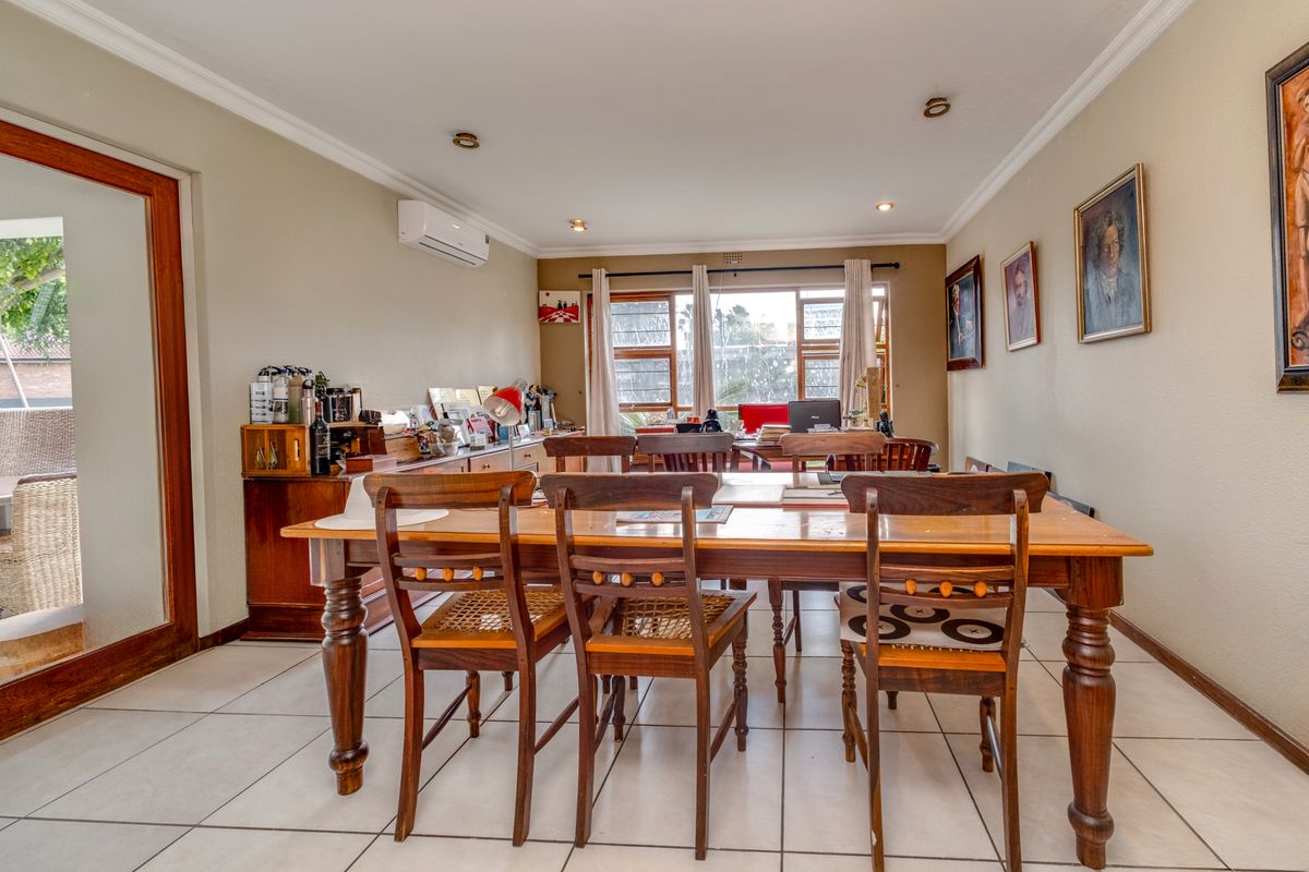 ANYONE FOR SQUASH ? NESTLED WITHIN THE HIGHLY SOUGHT-AFTER AND SECURE JACK STREET CUL-DE-SAC. - Photo 5