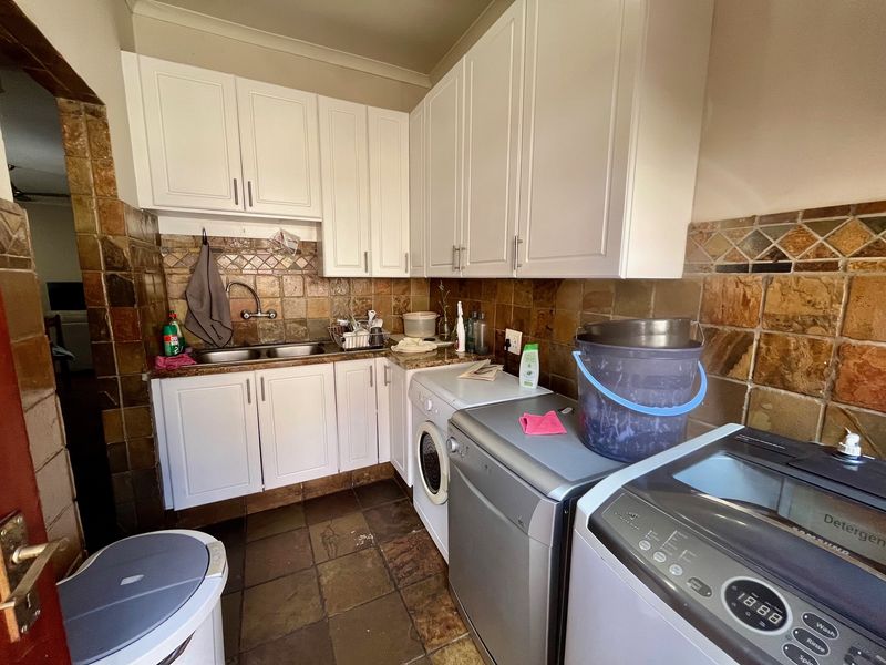 3 Bedroom House to Let in Secure Estate - Photo 4