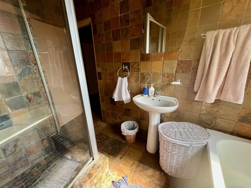 3 Bedroom House to Let in Secure Estate - Photo 9