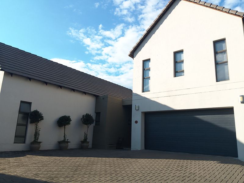 Modern and upmarket 3 bedroom Home with income potential - Photo 1