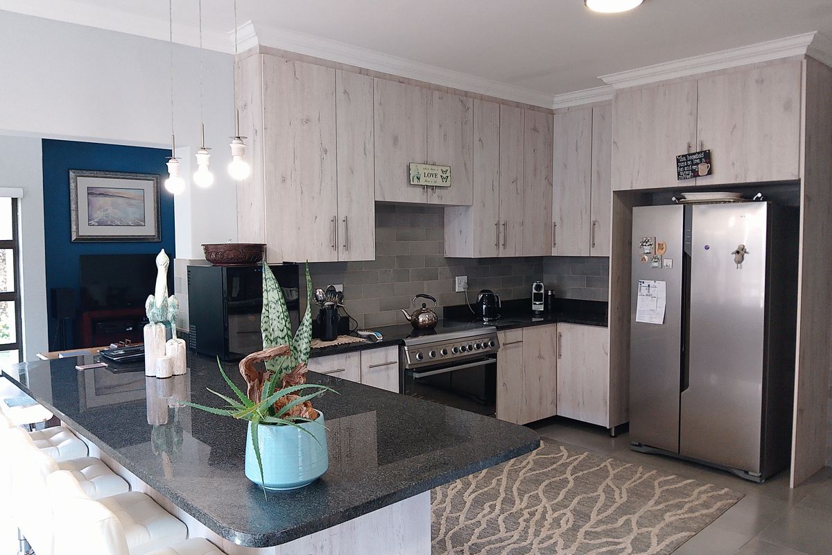 Modern and upmarket 3 bedroom Home with income potential - Photo 3