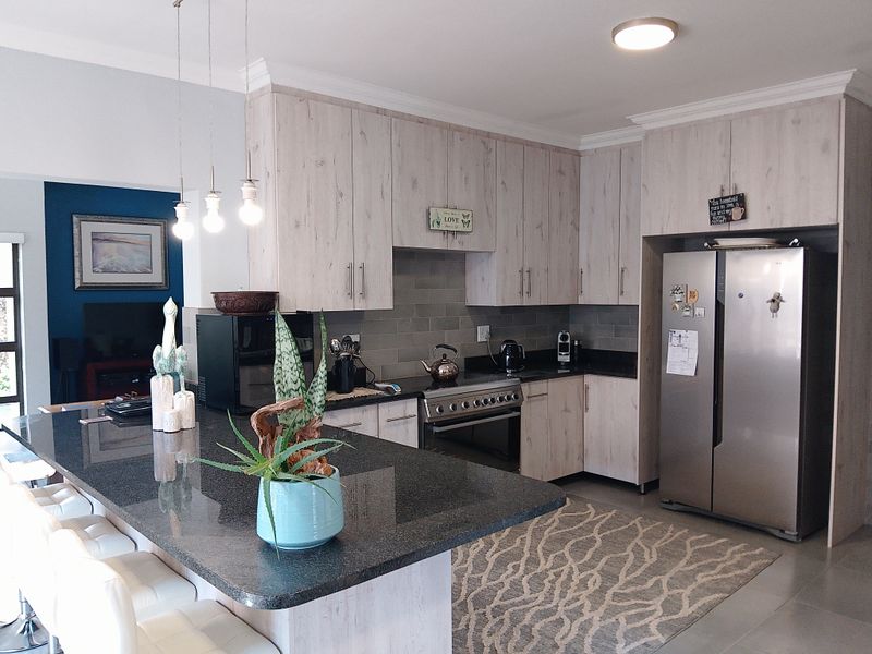 Modern and upmarket 3 bedroom Home with income potential - Photo 3
