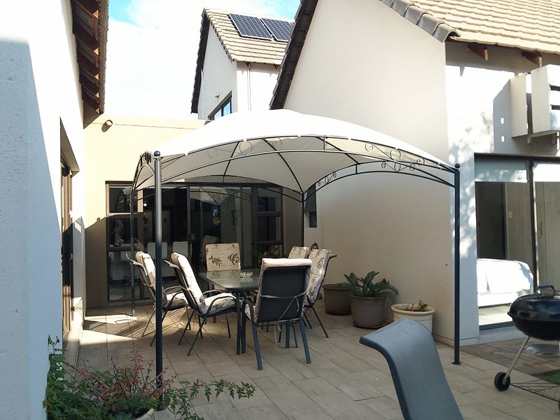 Modern and upmarket 3 bedroom Home with income potential - Photo 10