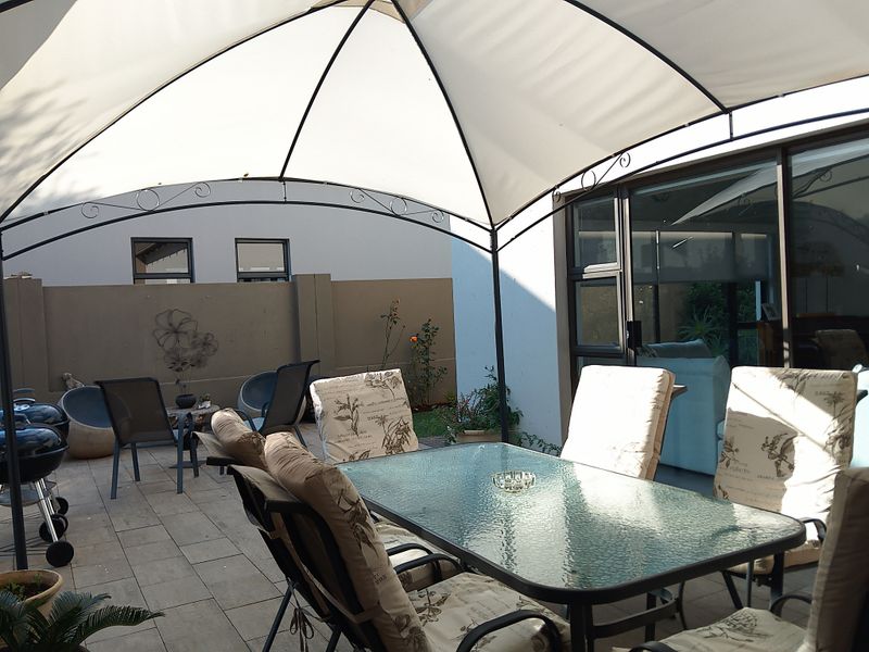 Modern and upmarket 3 bedroom Home with income potential - Photo 9