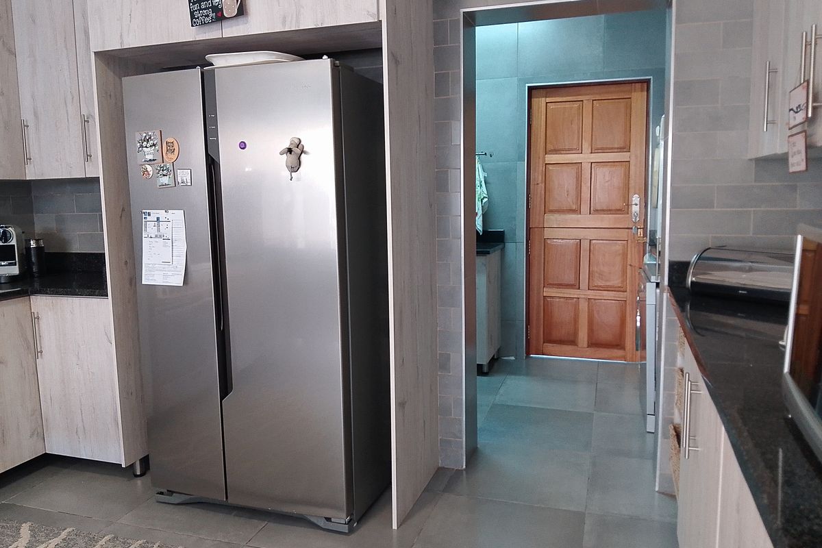 Modern and upmarket 3 bedroom Home with income potential - Photo 4