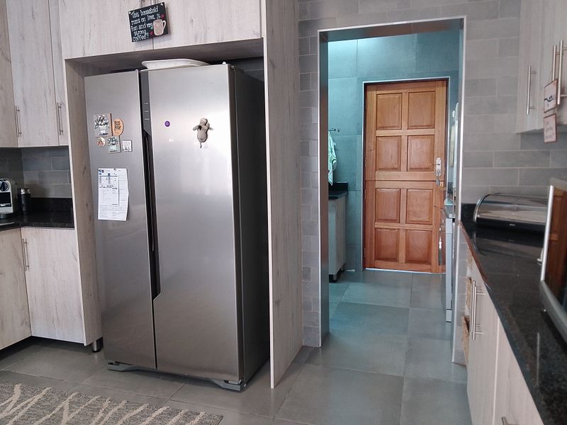 Modern and upmarket 3 bedroom Home with income potential - Photo 4