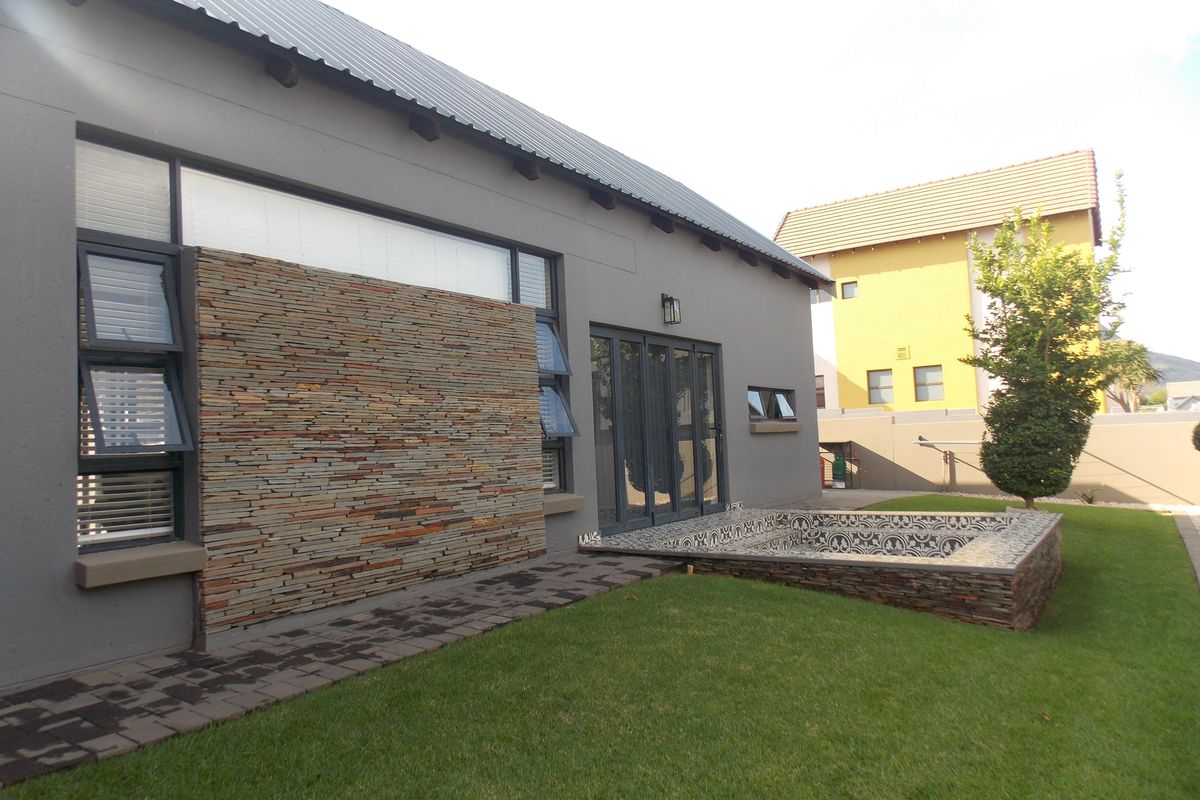 Sleek & Modern Family Living in Leloko Lifestyle Estate with Pool & Entertainer’s Patio - Photo 4