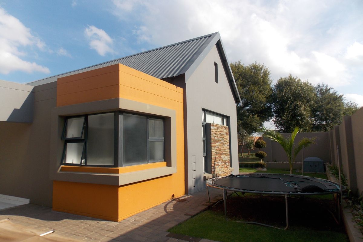 Sleek & Modern Family Living in Leloko Lifestyle Estate with Pool & Entertainer’s Patio - Photo 3