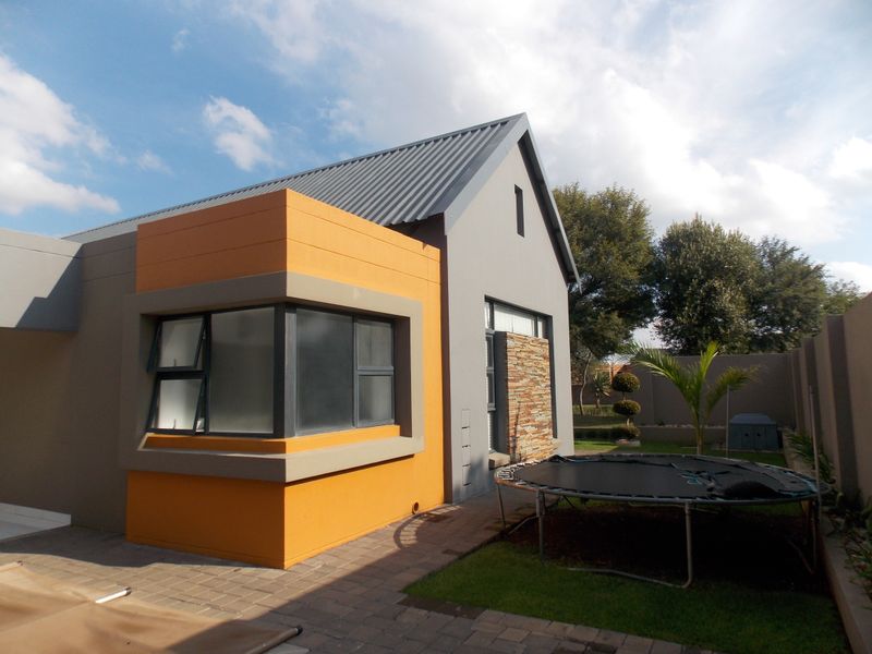 Sleek & Modern Family Living in Leloko Lifestyle Estate with Pool & Entertainer’s Patio - Photo 3