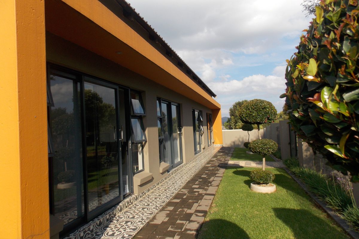 Sleek & Modern Family Living in Leloko Lifestyle Estate with Pool & Entertainer’s Patio - Photo 2