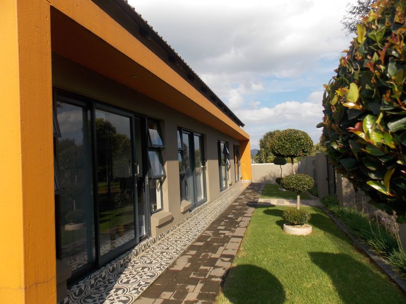 Sleek & Modern Family Living in Leloko Lifestyle Estate with Pool & Entertainer’s Patio - Photo 2