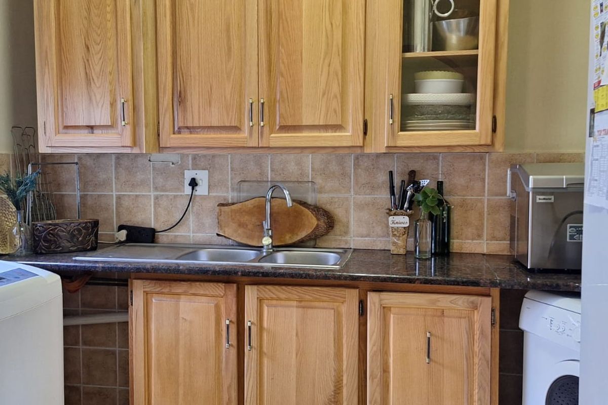 Spacious 3 / 4 Bedroom ( 4th room to be used for study)  and flatlet.  Wheelchair friend - Photo 4