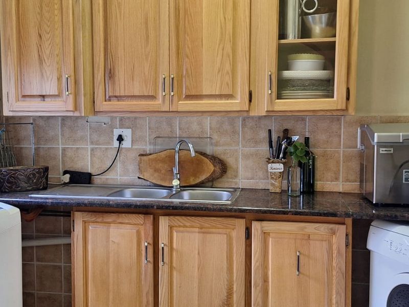 Spacious 3 / 4 Bedroom ( 4th room to be used for study)  and flatlet.  Wheelchair friend - Photo 4