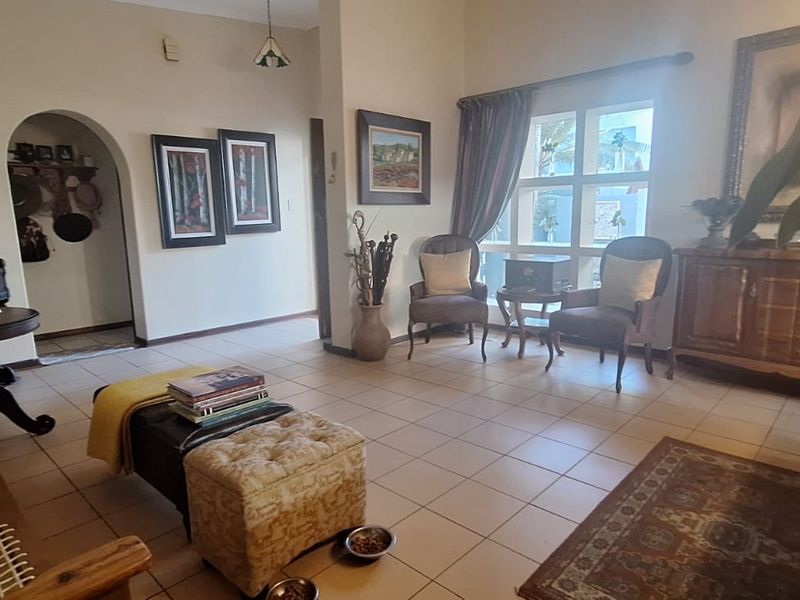 Spacious 3 / 4 Bedroom ( 4th room to be used for study)  and flatlet.  Wheelchair friend - Photo 5