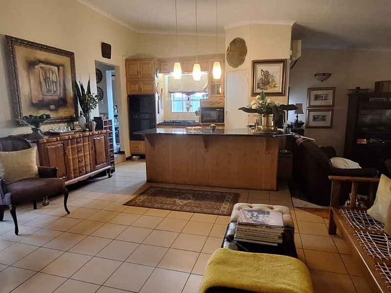 Spacious 3 / 4 Bedroom ( 4th room to be used for study)  and flatlet.  Wheelchair friend - Photo 10