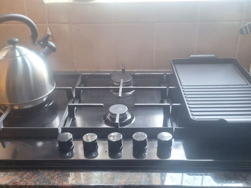 Spacious 3 / 4 Bedroom ( 4th room to be used for study)  and flatlet.  Wheelchair friend - Photo 9