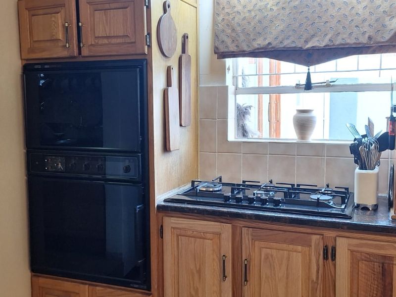 Spacious 3 / 4 Bedroom ( 4th room to be used for study)  and flatlet.  Wheelchair friend - Photo 8