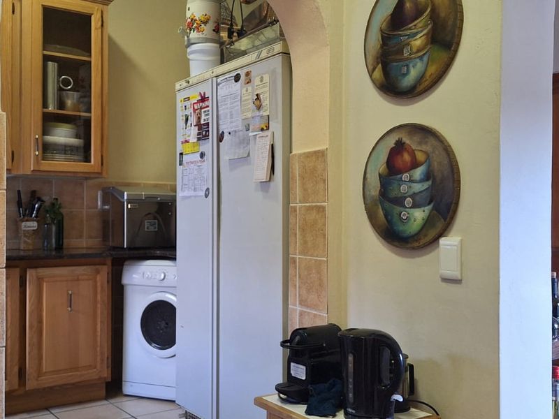 Spacious 3 / 4 Bedroom ( 4th room to be used for study)  and flatlet.  Wheelchair friend - Photo 7