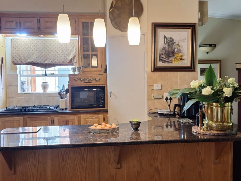 Spacious 3 / 4 Bedroom ( 4th room to be used for study)  and flatlet.  Wheelchair friend - Photo 6