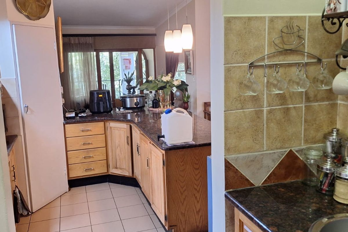 Spacious 3 / 4 Bedroom ( 4th room to be used for study)  and flatlet.  Wheelchair friend - Photo 3