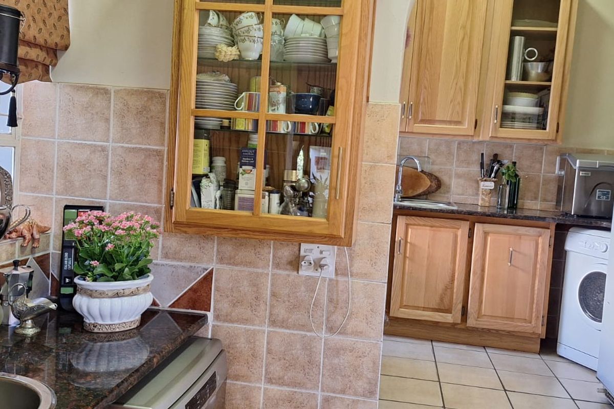 Spacious 3 / 4 Bedroom ( 4th room to be used for study)  and flatlet.  Wheelchair friend - Photo 2