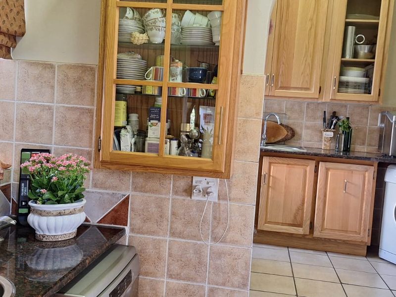 Spacious 3 / 4 Bedroom ( 4th room to be used for study)  and flatlet.  Wheelchair friend - Photo 2