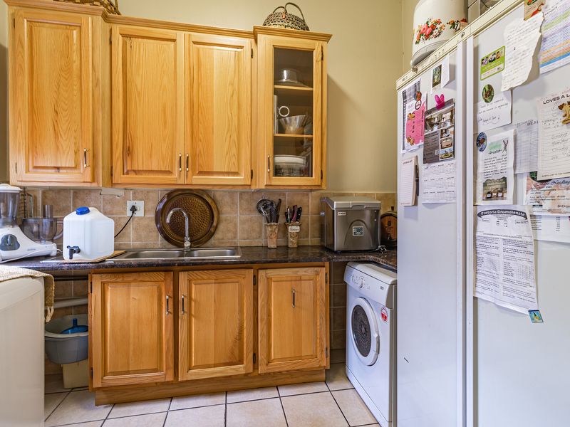Spacious 3 / 4 Bedroom ( 4th room to be used for study)  and flatlet.  Wheelchair friend - Photo 8