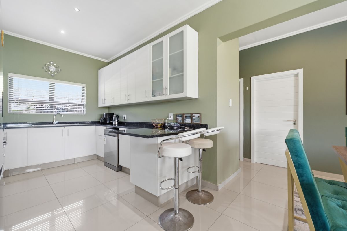 Sole & Exclusive Mandate | Modern 3 Bedroom Family Home in Sought-After Sunset Place, Palm Lakes - Photo 5