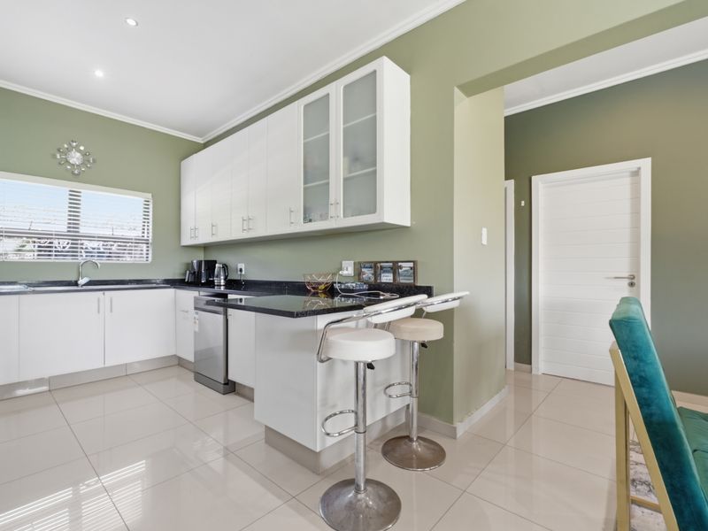 Sole & Exclusive Mandate | Modern 3 Bedroom Family Home in Sought-After Sunset Place, Palm Lakes - Photo 5