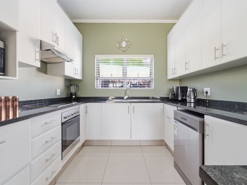 Sole & Exclusive Mandate | Modern 3 Bedroom Family Home in Sought-After Sunset Place, Palm Lakes - Photo 6