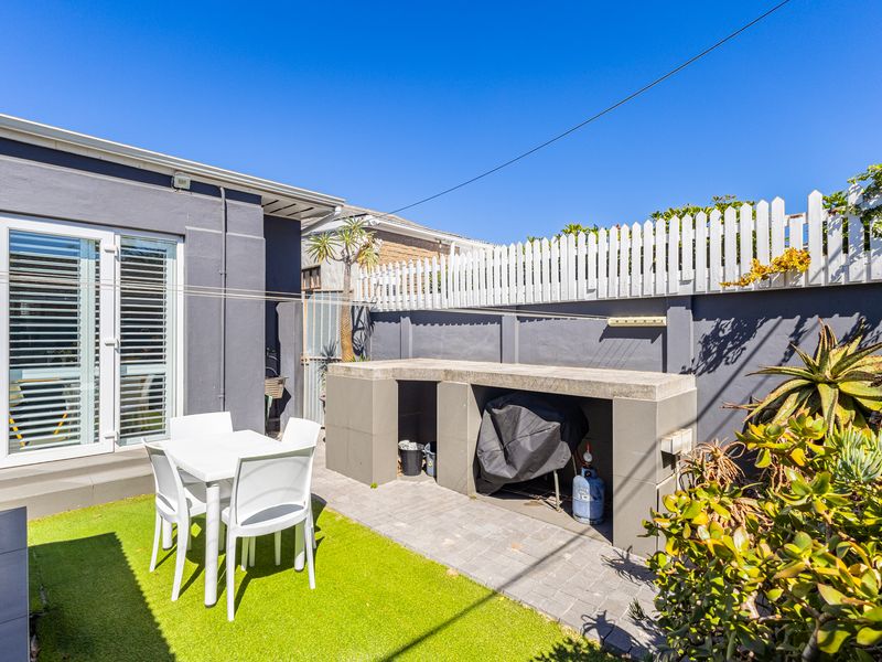 Two Bedroom Two Bathroom with Garden in the heart of Harfield - Photo 9