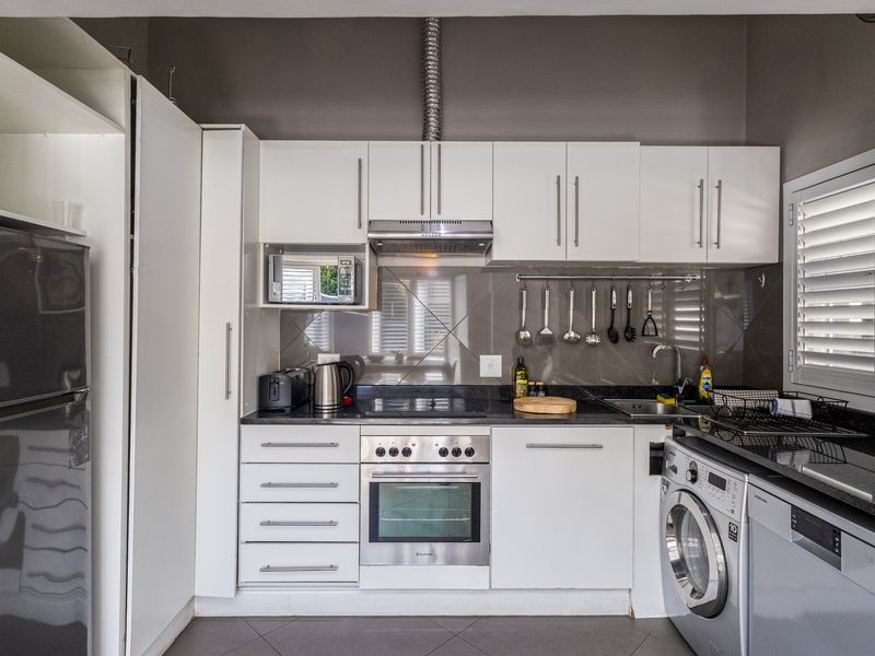 Two Bedroom Two Bathroom with Garden in the heart of Harfield - Photo 6