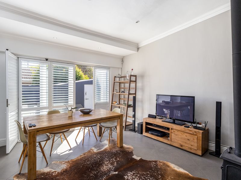 Two Bedroom Two Bathroom with Garden in the heart of Harfield - Photo 2