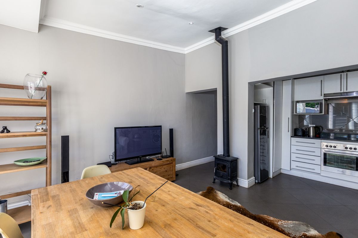 Two Bedroom Two Bathroom with Garden in the heart of Harfield - Photo 5