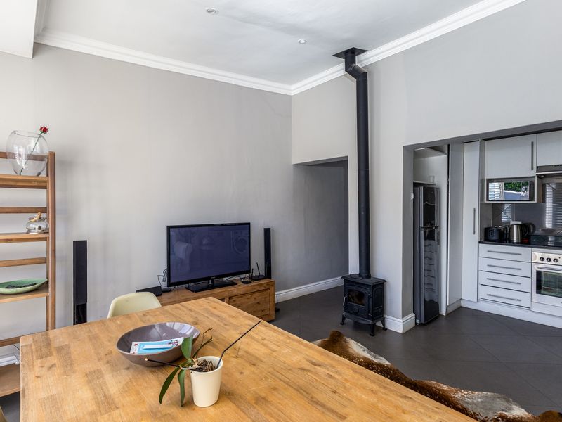 Two Bedroom Two Bathroom with Garden in the heart of Harfield - Photo 5