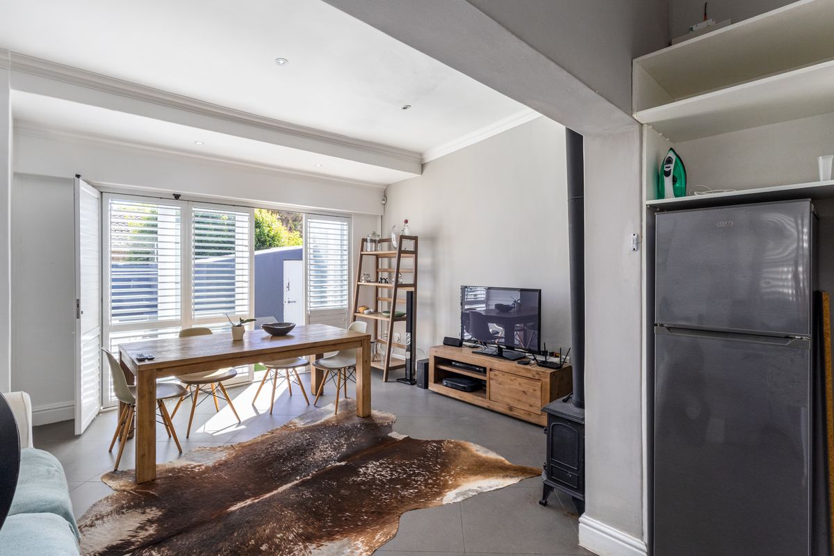 Two Bedroom Two Bathroom with Garden in the heart of Harfield - Photo 3