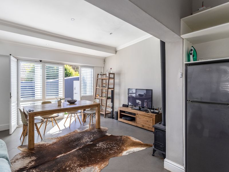 Two Bedroom Two Bathroom with Garden in the heart of Harfield - Photo 3