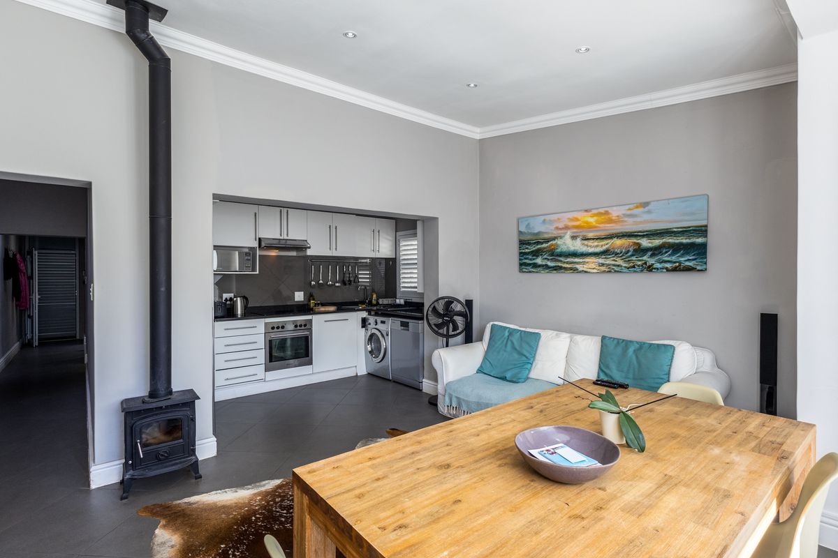 Two Bedroom Two Bathroom with Garden in the heart of Harfield - Photo 4