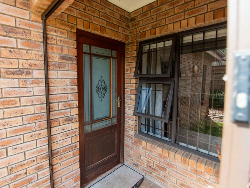 Modern, Energy-Efficient Living in a Sought-After Estate - Photo 3