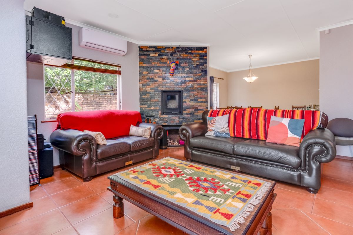 A TRANQIL RETREAT N A PESTIGIOUS LOCATION WITH SOLAR - Photo 3