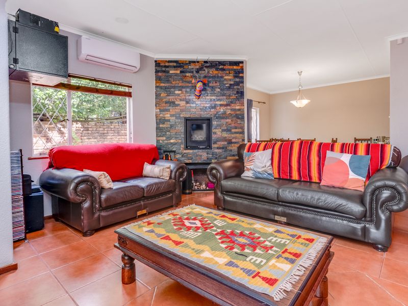 A TRANQIL RETREAT N A PESTIGIOUS LOCATION WITH SOLAR - Photo 3