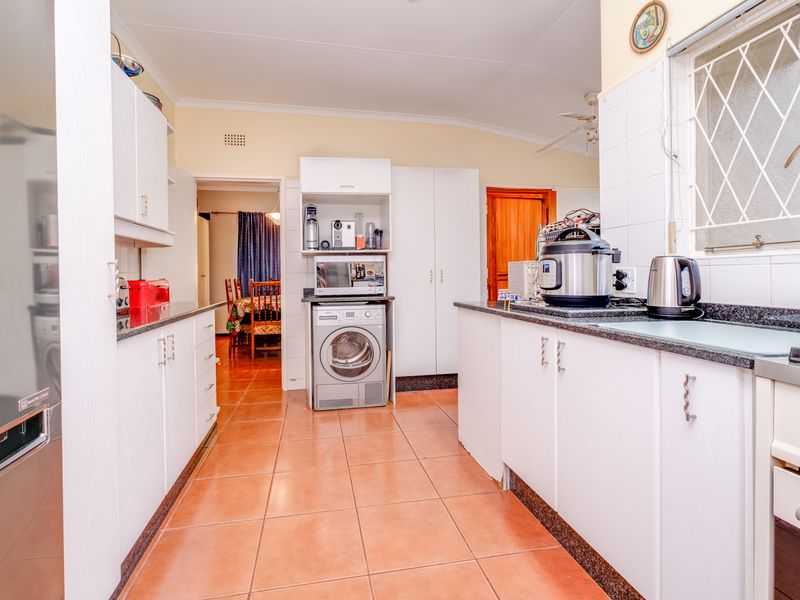 A TRANQIL RETREAT N A PESTIGIOUS LOCATION WITH SOLAR - Photo 10