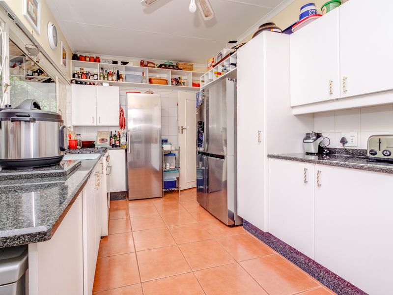 A TRANQIL RETREAT N A PESTIGIOUS LOCATION WITH SOLAR - Photo 8