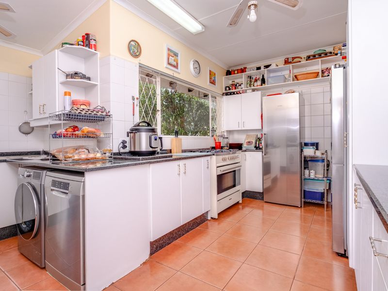 A TRANQIL RETREAT N A PESTIGIOUS LOCATION WITH SOLAR - Photo 7