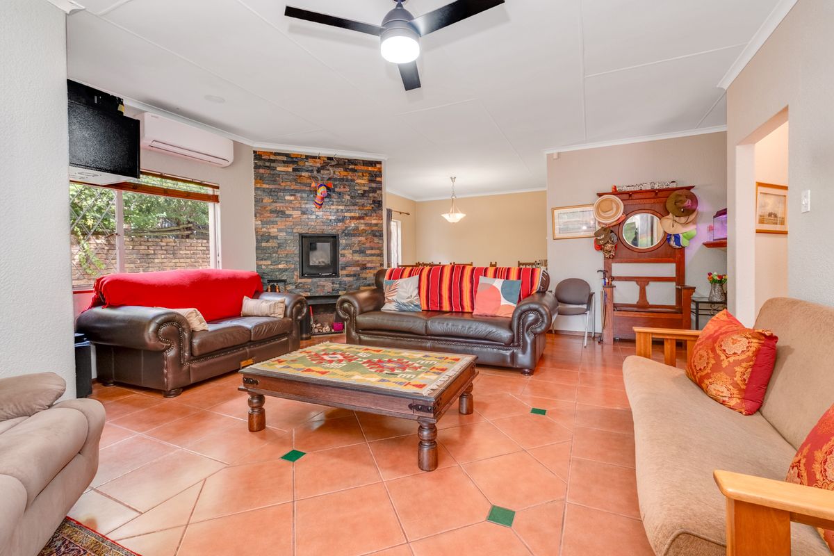 A TRANQIL RETREAT N A PESTIGIOUS LOCATION WITH SOLAR - Photo 4