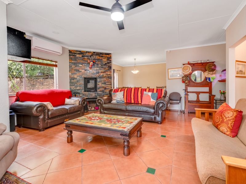 A TRANQIL RETREAT N A PESTIGIOUS LOCATION WITH SOLAR - Photo 4