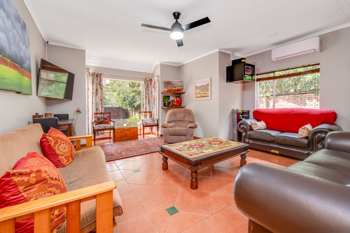 A TRANQIL RETREAT N A PESTIGIOUS LOCATION WITH SOLAR - Photo 5