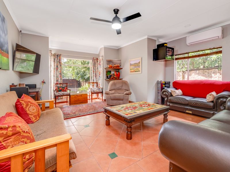 A TRANQIL RETREAT N A PESTIGIOUS LOCATION WITH SOLAR - Photo 5