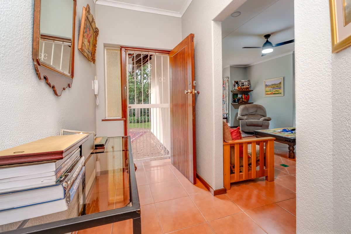 A TRANQIL RETREAT N A PESTIGIOUS LOCATION WITH SOLAR - Photo 2