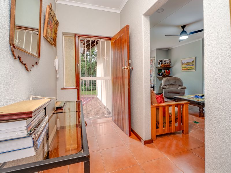 A TRANQIL RETREAT N A PESTIGIOUS LOCATION WITH SOLAR - Photo 2